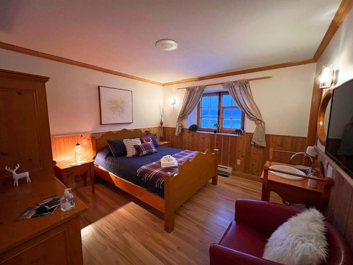 Auberge Au Poste De Traite Sainte-Famille Екстериор снимка