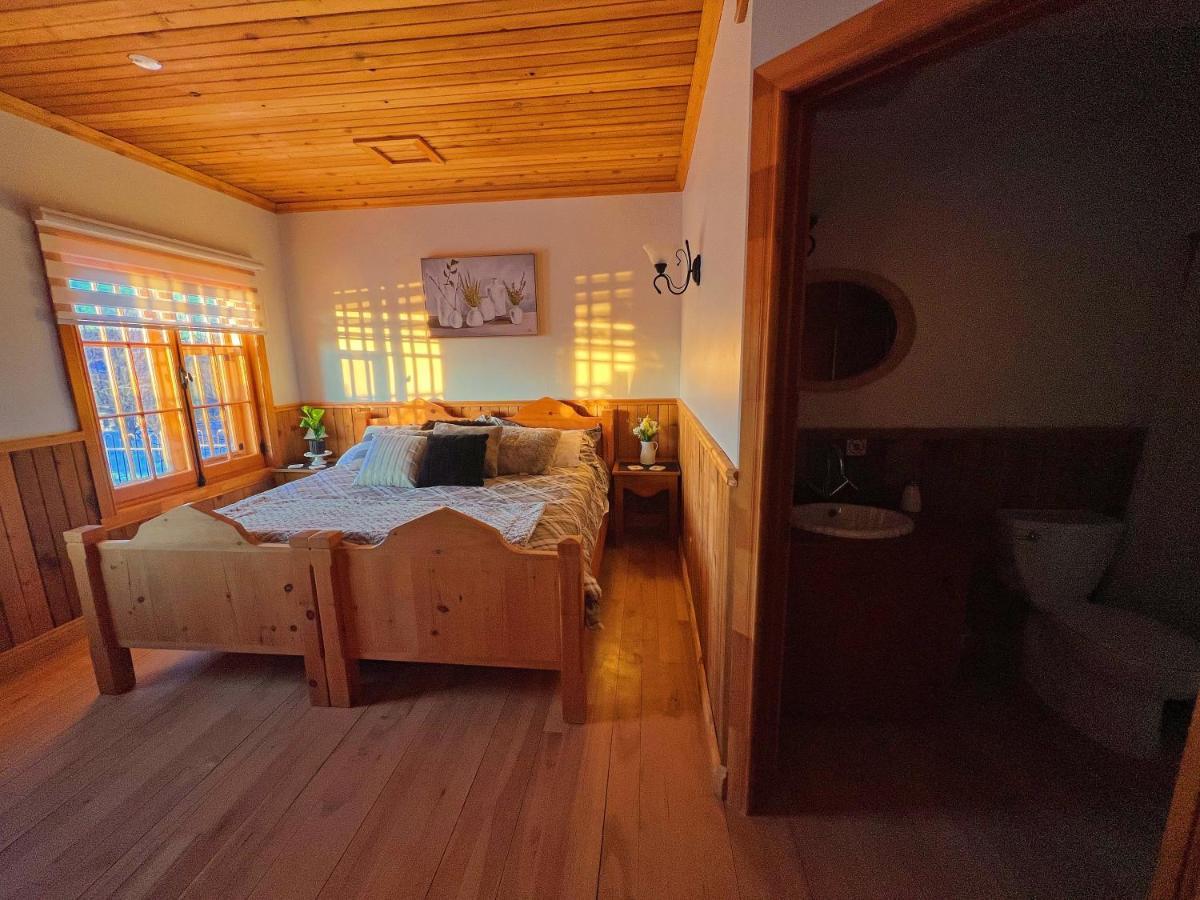 Auberge Au Poste De Traite Sainte-Famille Екстериор снимка