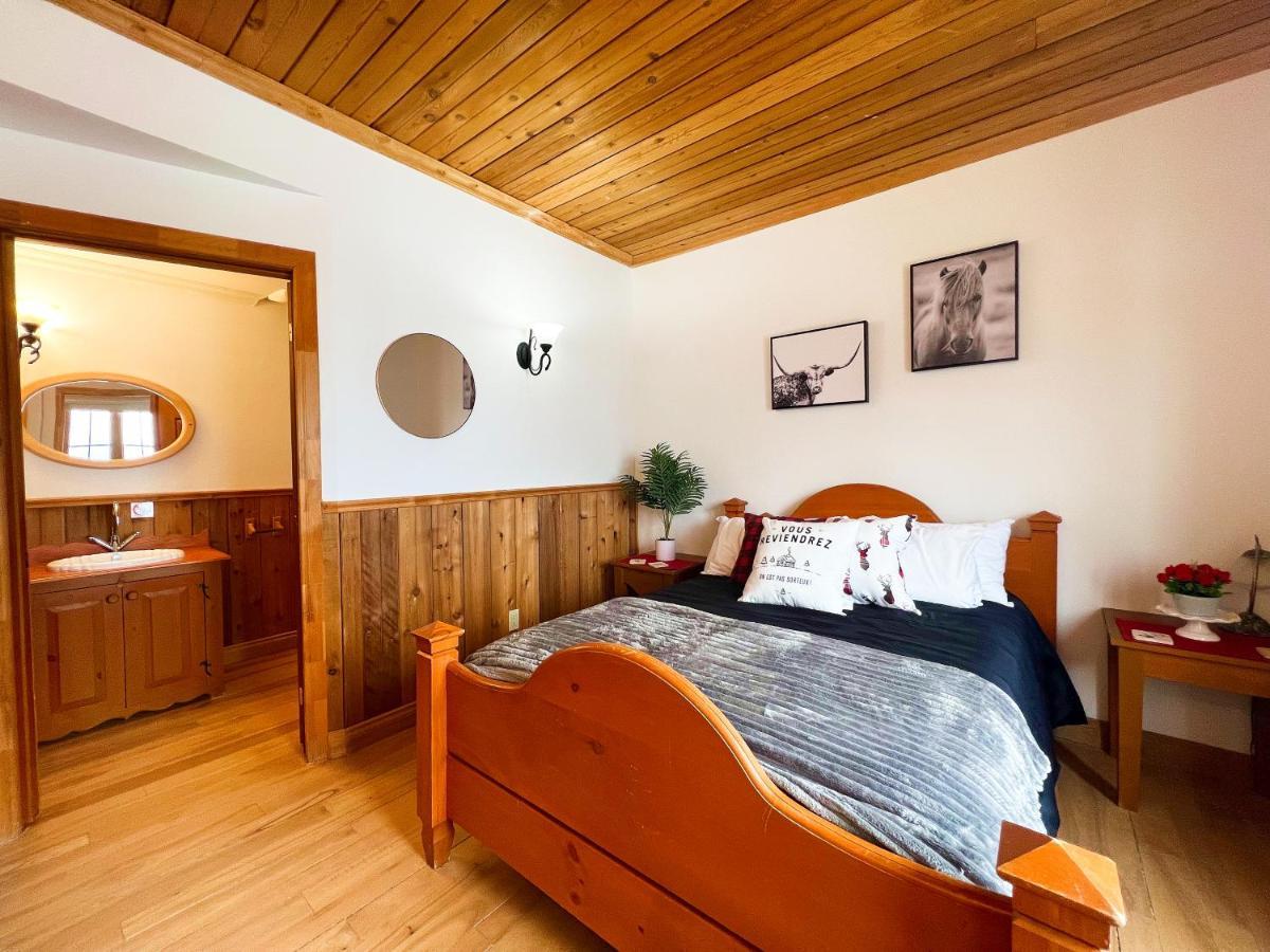Auberge Au Poste De Traite Sainte-Famille Екстериор снимка