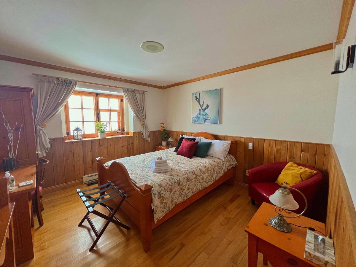 Auberge Au Poste De Traite Sainte-Famille Екстериор снимка