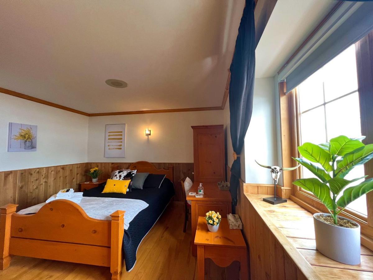 Auberge Au Poste De Traite Sainte-Famille Екстериор снимка
