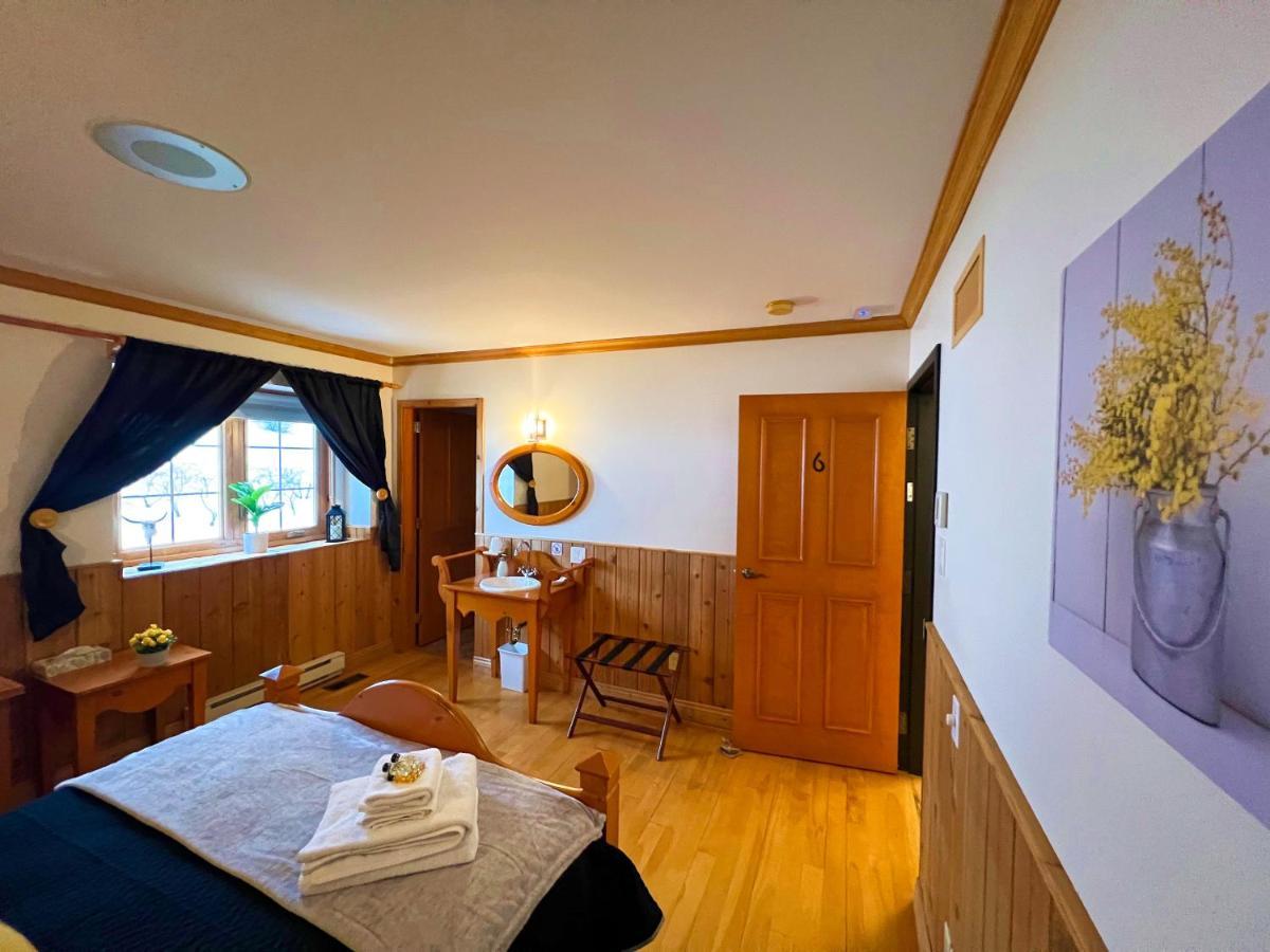 Auberge Au Poste De Traite Sainte-Famille Екстериор снимка
