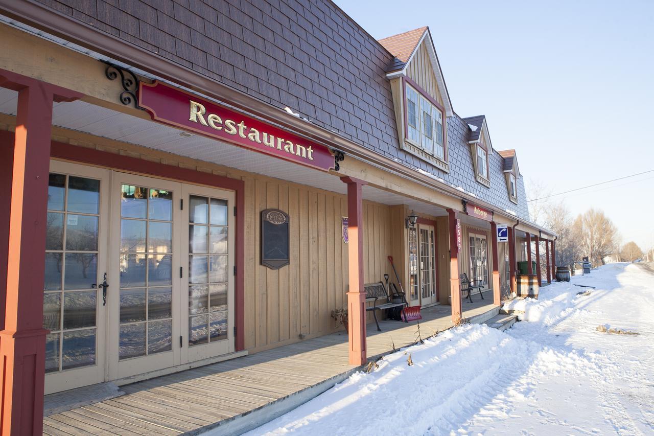 Auberge Au Poste De Traite Sainte-Famille Екстериор снимка